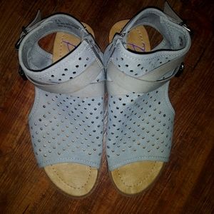 Like new blowfish Malibu sandals